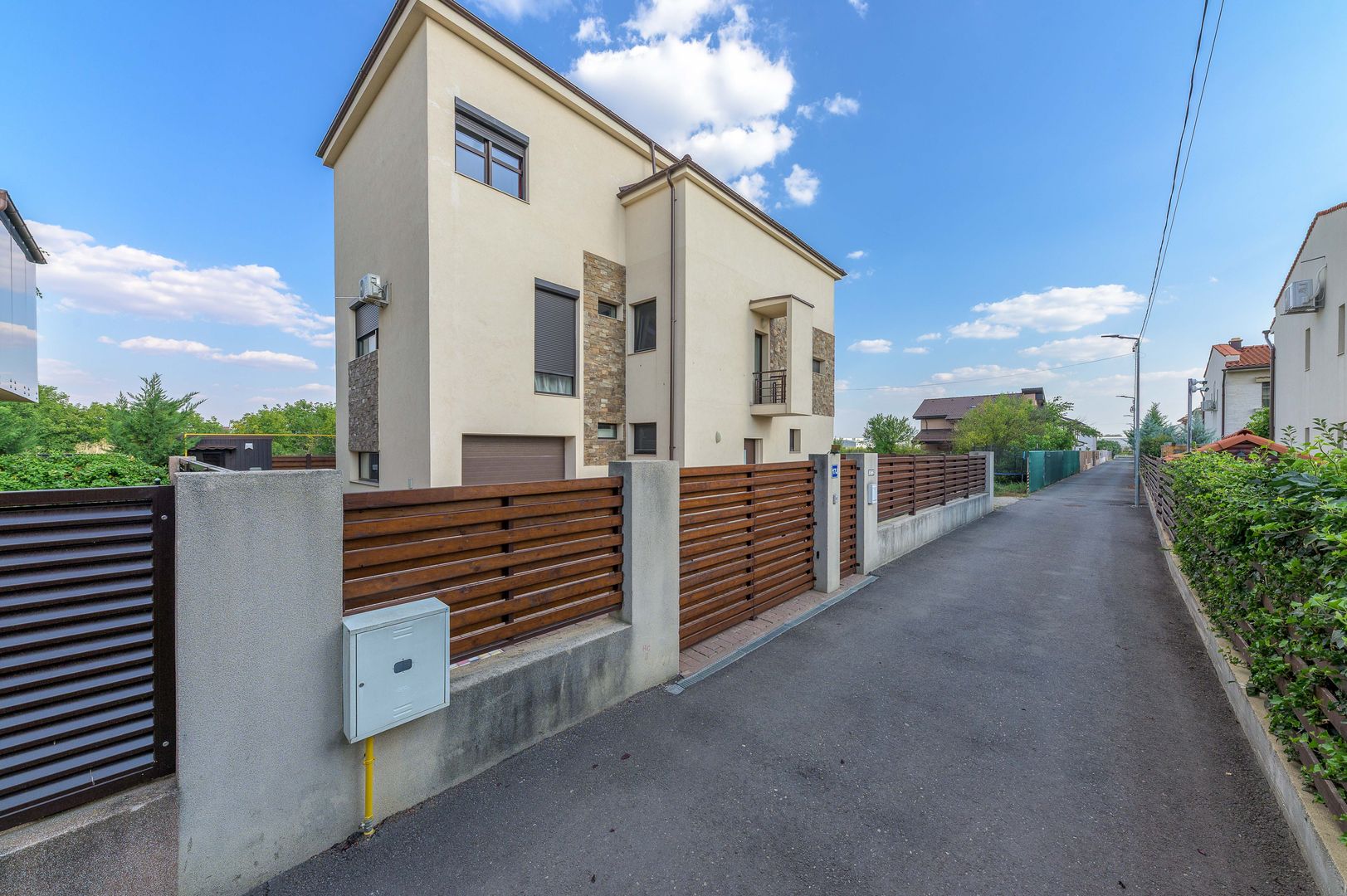 VANZARE Vilă PREMIUM cu 6 camere în zona Central, OTOPENI - Poză 1