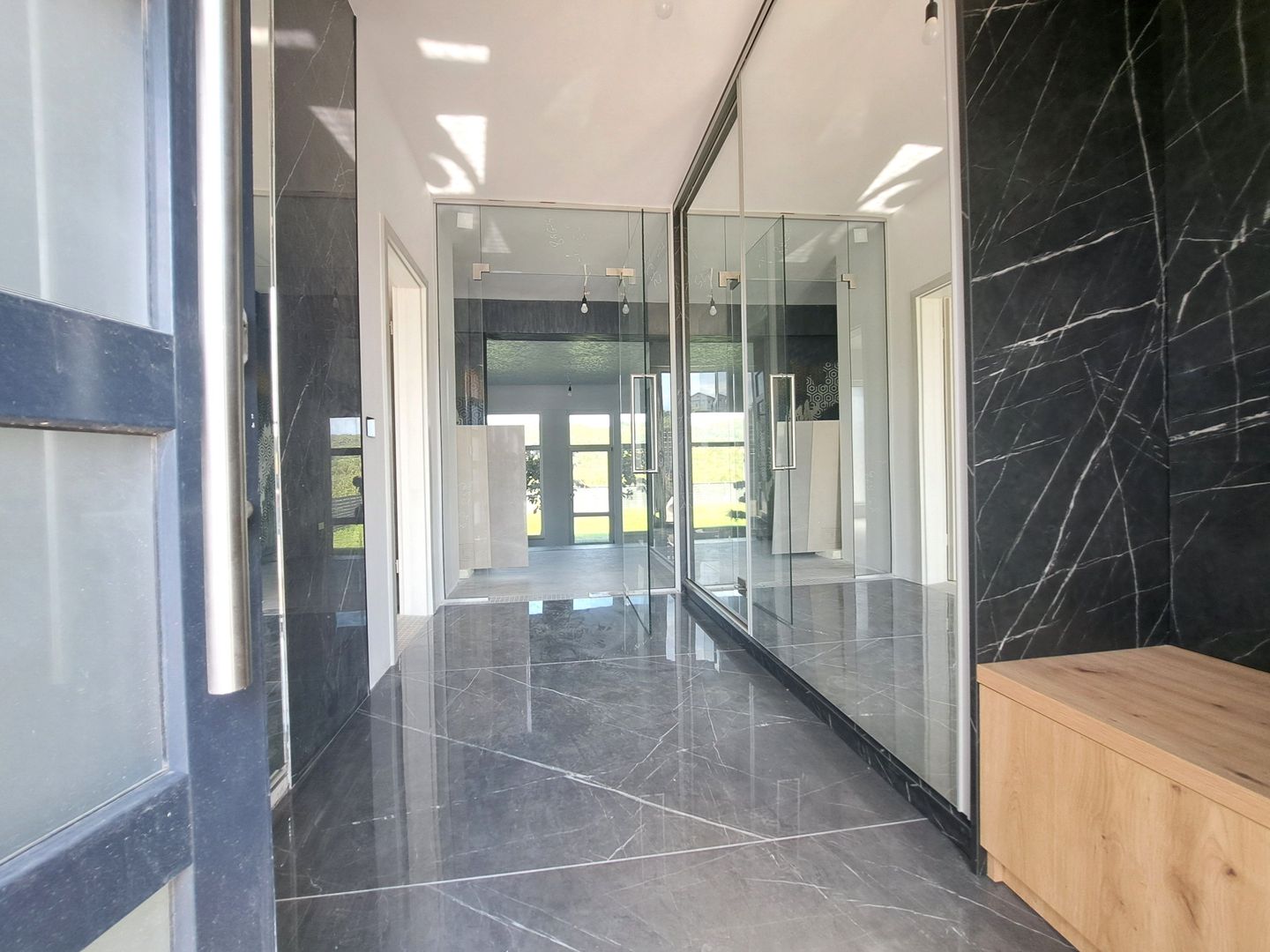 Casa cu piscina interioara si priveliste catre Cetatea Cisnadioarei - Poză 12