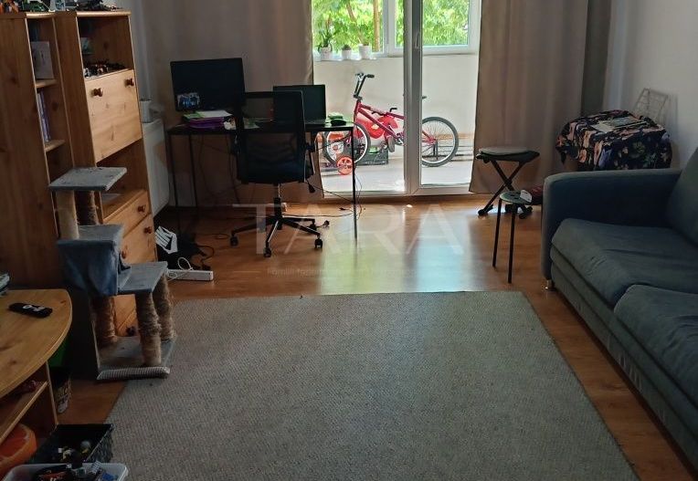 Apartament decomandat, 2 camere, balcon generos – Florești central. - Poză 1