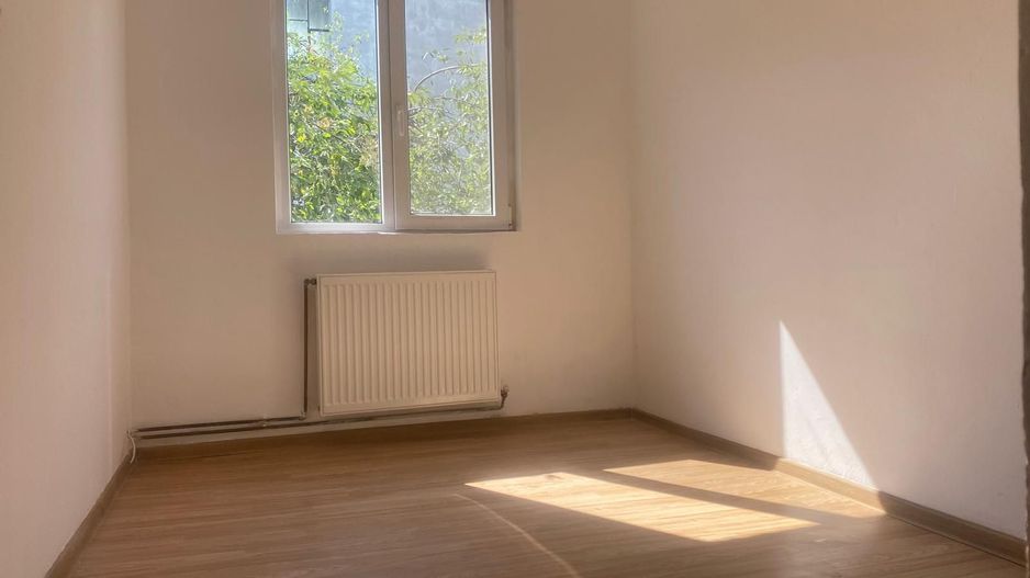 Foarte luminos! Vanzare apartament cu 3 camere in Targoviste - M11 - Poză 6