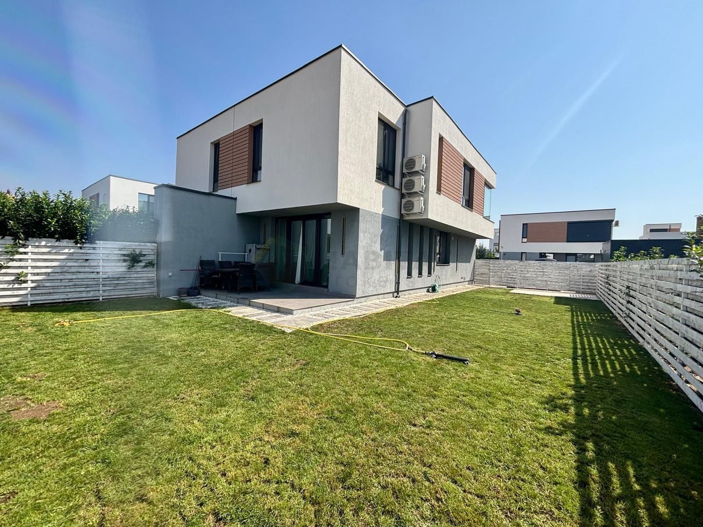 The Class Villas 1 – Vilă modernă de închiriat în Tunari - Poză 17