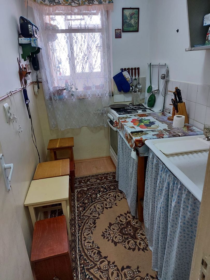 Garsonieră 27 mp cu balcon -bloc 3 etaje-mobilată utilată-bloc an 1980 - Poză 4