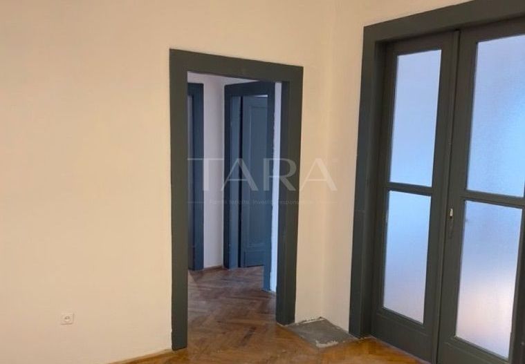 Apartament ULTRACENTRAL, 4 camere, decomandat - Poză 3