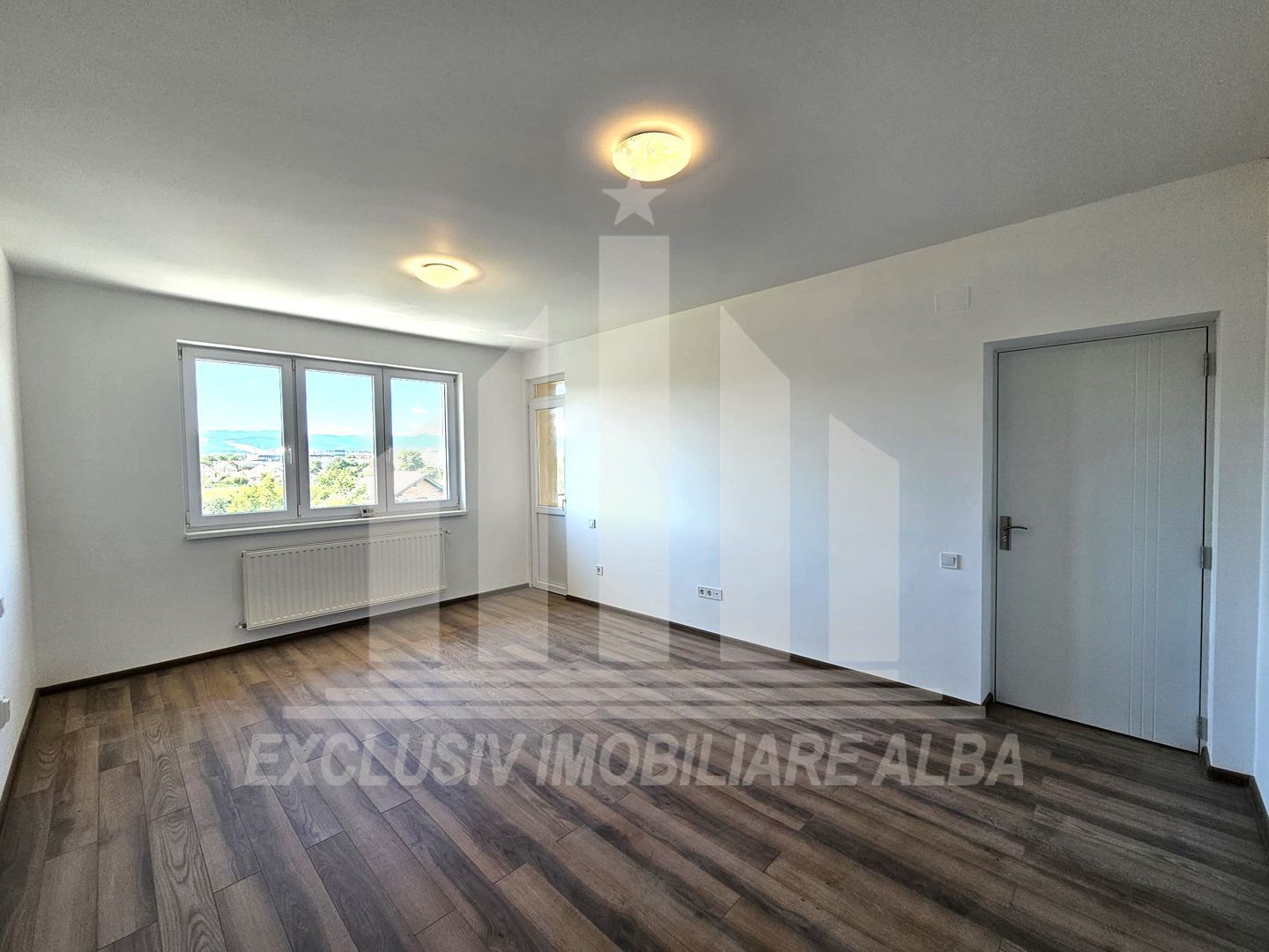 Apartament cu 4 camere si scara interioara de vanzare, Lipoveni - Poză 3