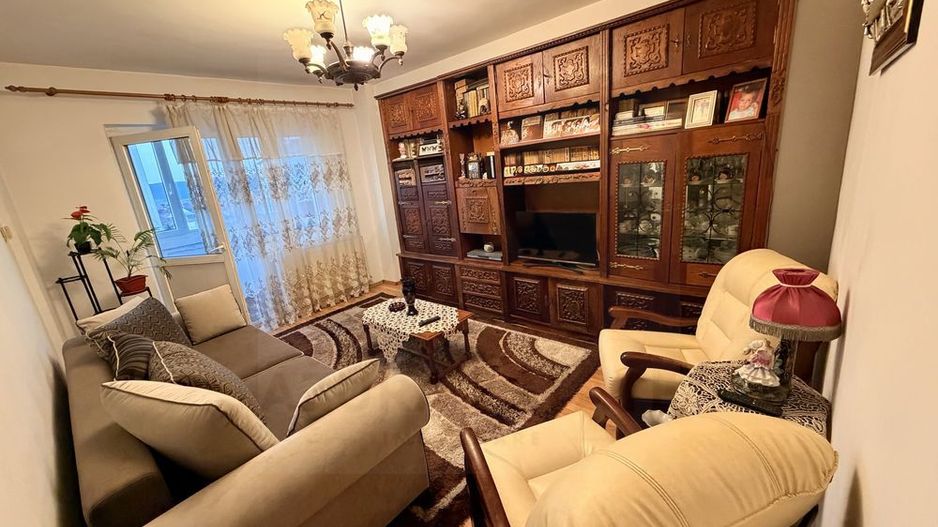 Apartament 4 camere 75 mp cu  balcon si pivnita pe b-dul Mihai Viteazu - Poză 1