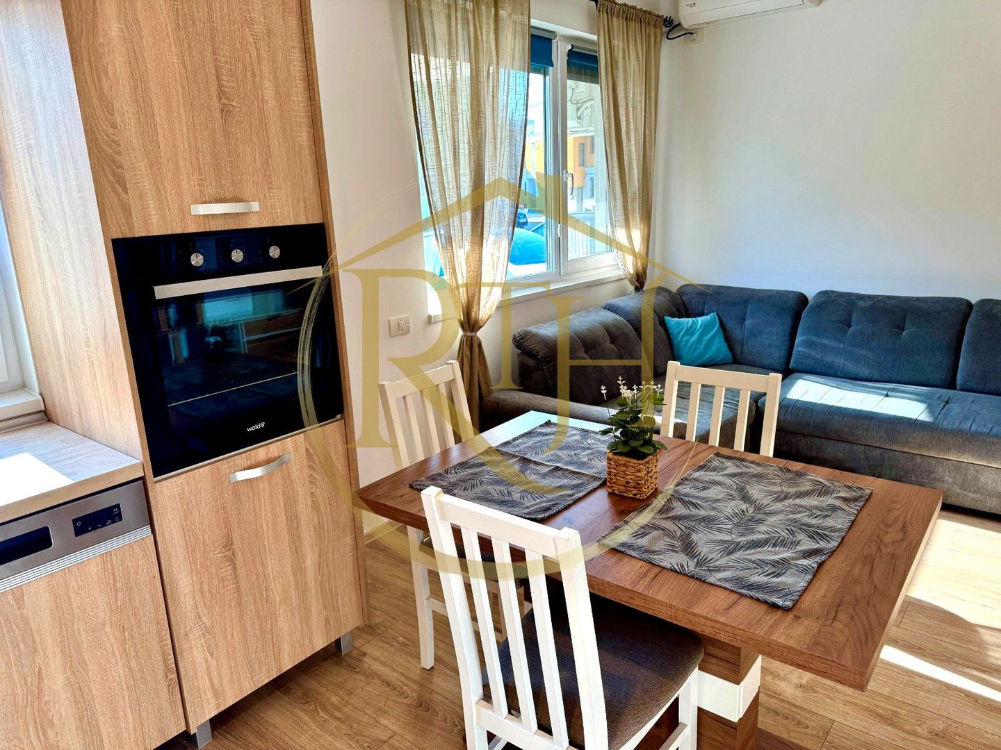 Oferim spre inchiriere, apartament deosebit cu 3 camere si curte proprie, situat in Dumbravita - Poză 4