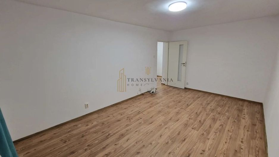 Apartament 3 camere — confort urban, localizare excelentă - Poză 2