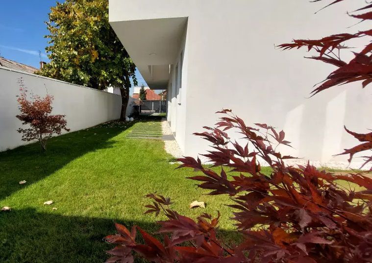 O casa simpla alba dar totusi sofisticata zona Pipera - Poză 8