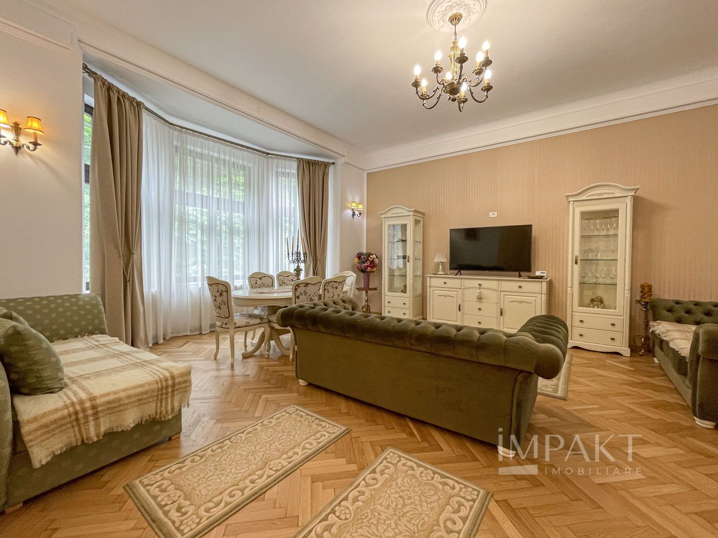 Apartament deosebit cu 3 camere, curte si parcare, aproape de Centru - Poză 1