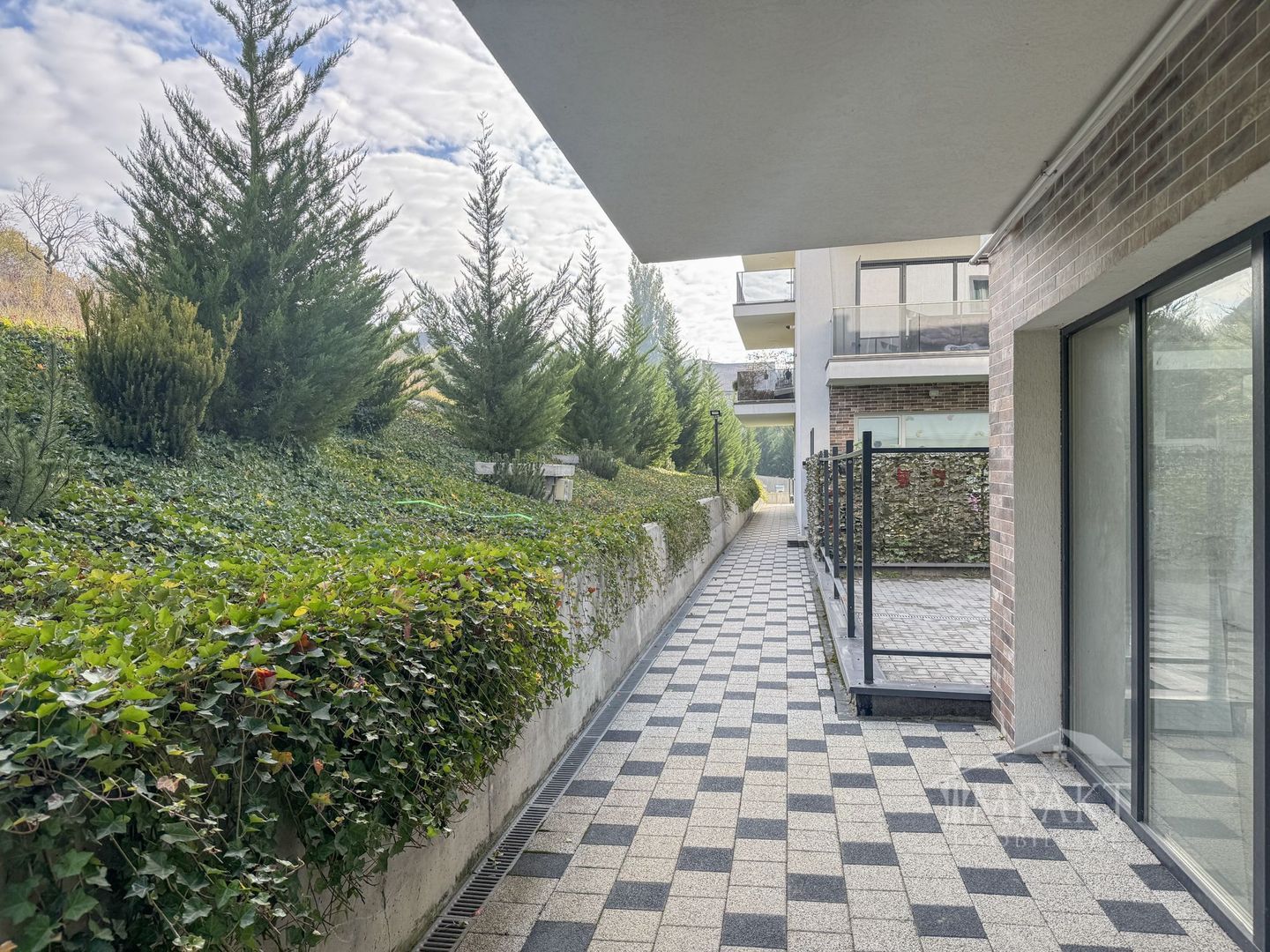 Spatiu comercial de 62 m2 cu terasa de 52 m2 in Borhanci - Poză 1
