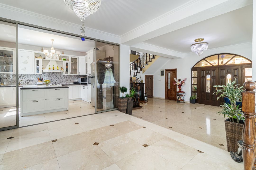 Vila impresionata 550mp util, 300mp teren - Poză 33