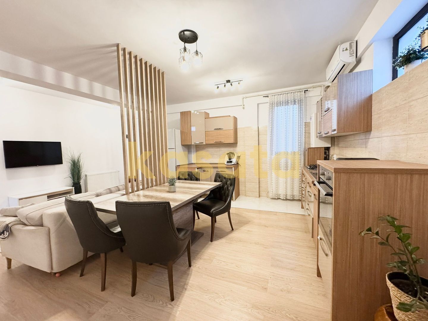 Oportunitate Rară | Apartament de 4 camere cu curte | Damaroaia - Poză 2