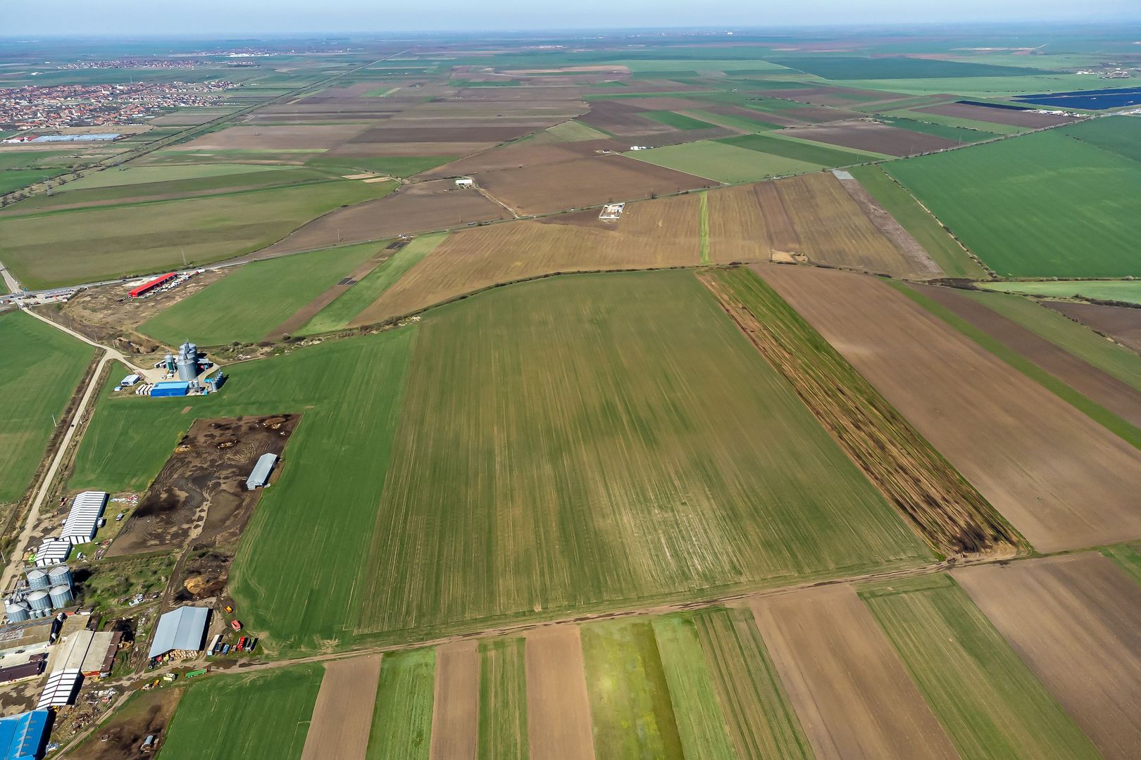 Teren intravilan cu acces la Drum Județean DJ 709 - 275200 mp - Poză 6