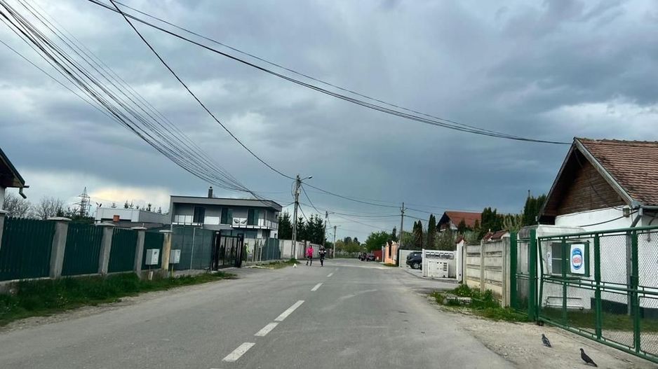 BARTOLOMEU,intravilan,intre case,suprafata de 774 mp,constructii P+2 - Poză 1