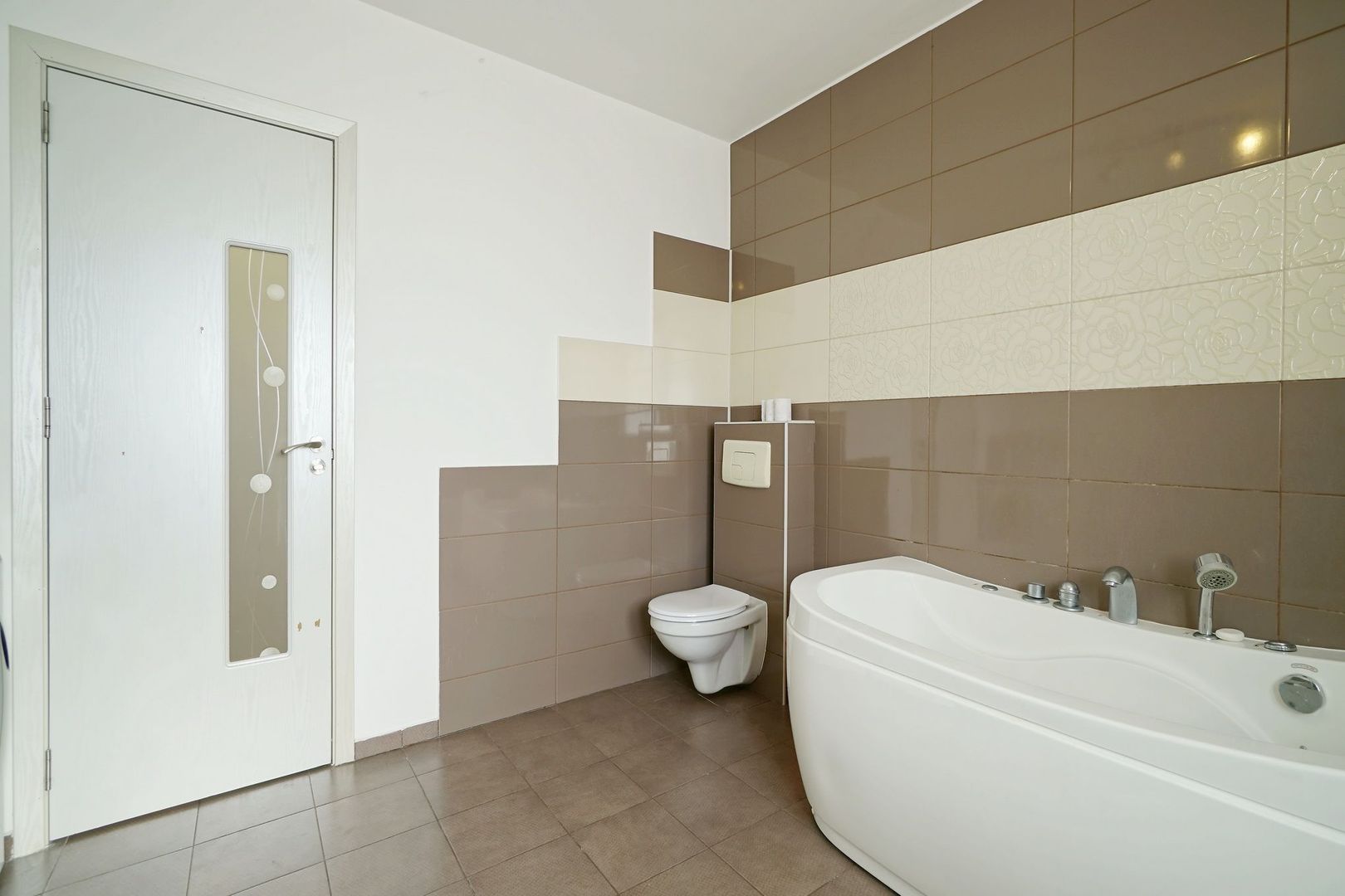 Brancoveanu  P+2, 8 cam, 6 dormitoare, 6 bai, 3 garaje teren 650 mp - Poză 46