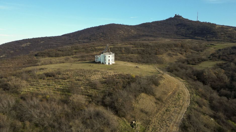 Castel cu vedere panoramică pe dealul Șiriei - Poză 13