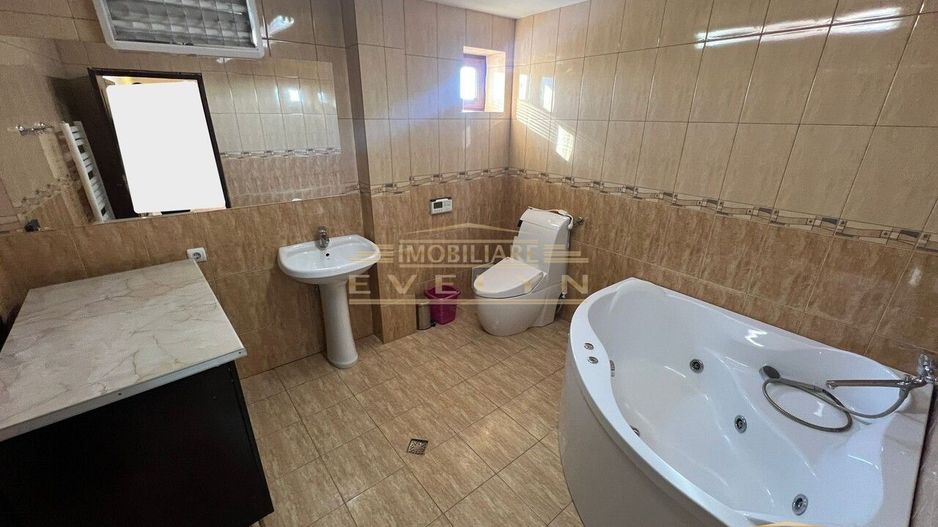 Apartament de vanzare pe doua nivele, zona Pietonalul Transilvaniei, pret 180000 euro - Poză 13