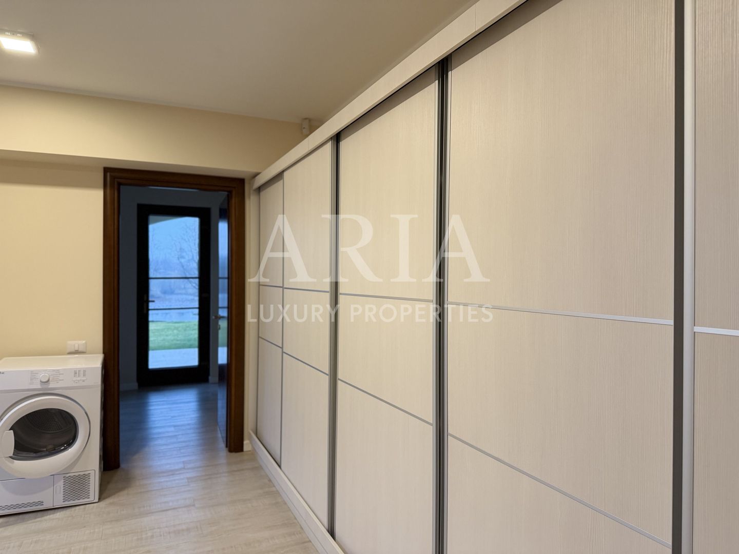 SNAGOV VILA | 36m DESCHIDERE LA LAC | PONTON 250mp | JACUZZI | SPA | BOWLING - Poză 23