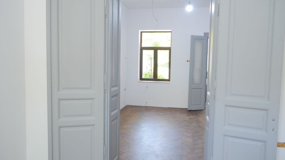 Apartament renovat in zona centrala - Poză 2