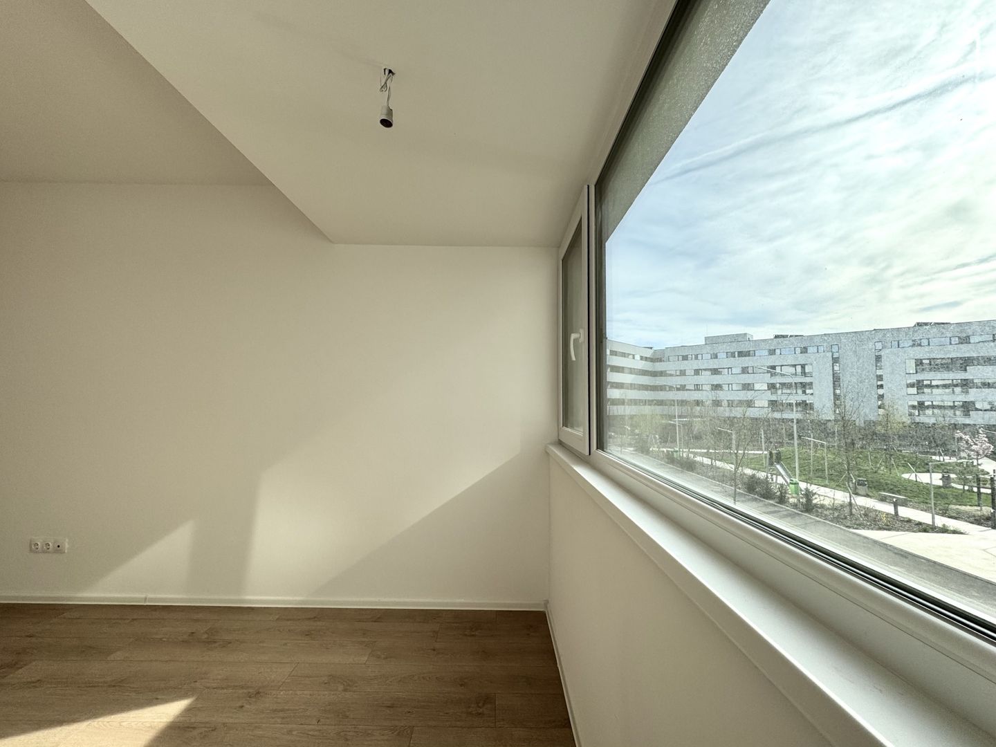 3 camere. Dormitor matrimonial cu baie en-suite. 83 mp Utili. - Poză 9