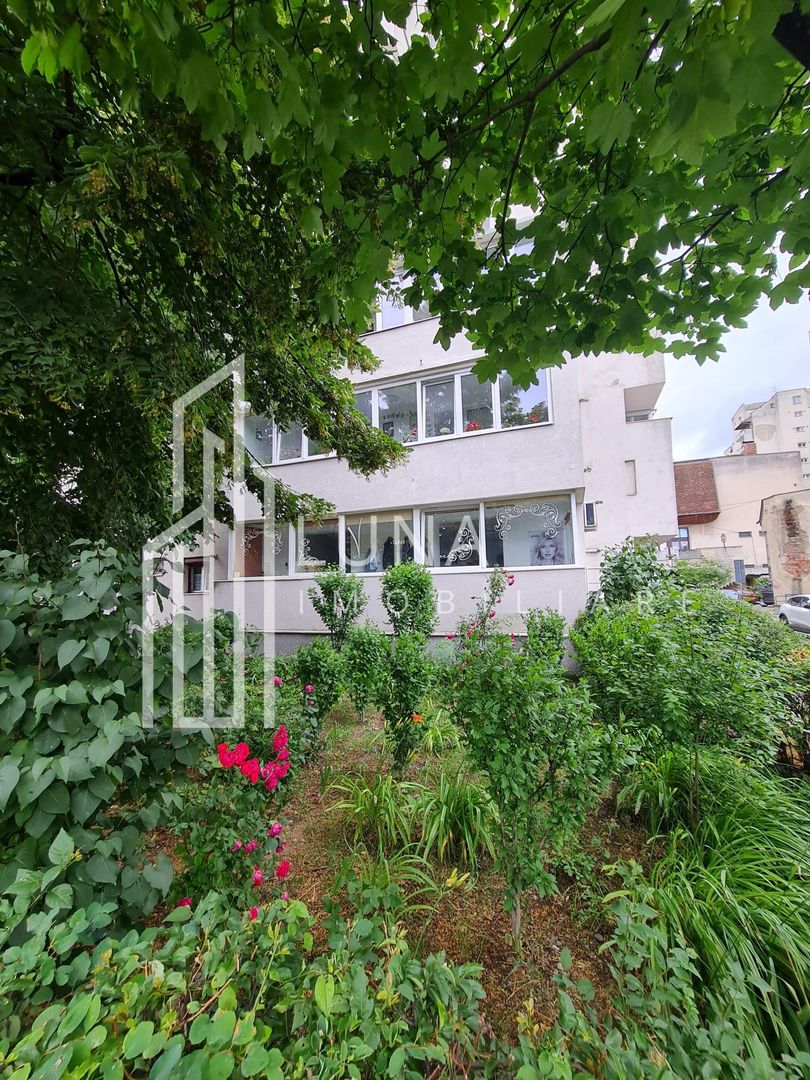 Spațiu cu potențial excelent în Piața Trandafirilor | 50mp - Poză 1