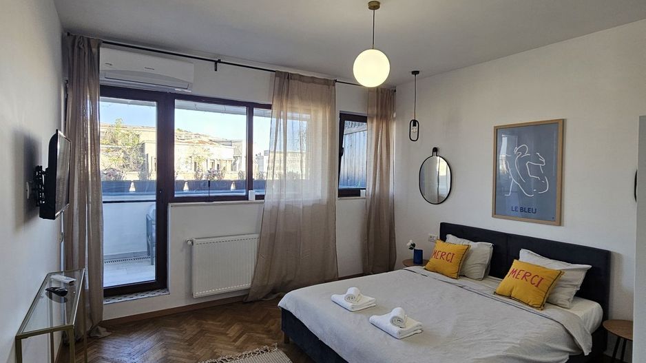 Apartament 4 camere ultracentral, renovat si mobilat, terasă spațioasă. - Poză 3