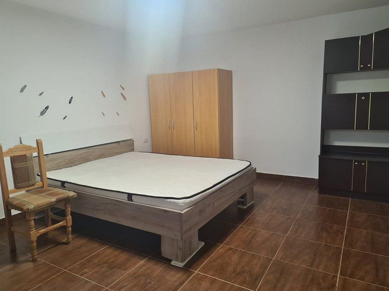 Garsoniera mobilata si utilata - zona garii 200 euro - Poză 2