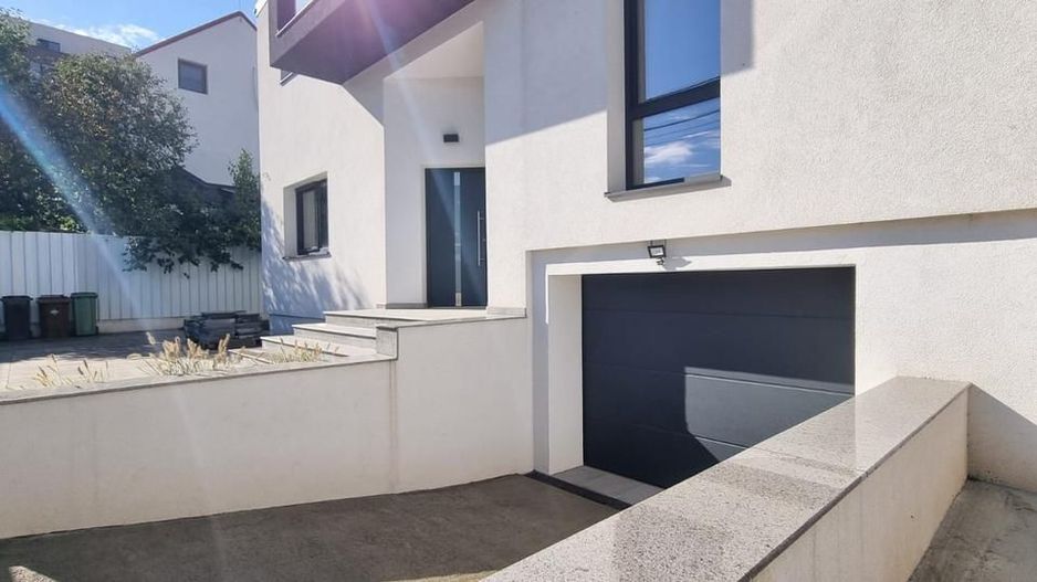 Casă spectaculoasă – 314 mp utili, cramă, terase, 7 camere, teren 432 mp - Poză 2