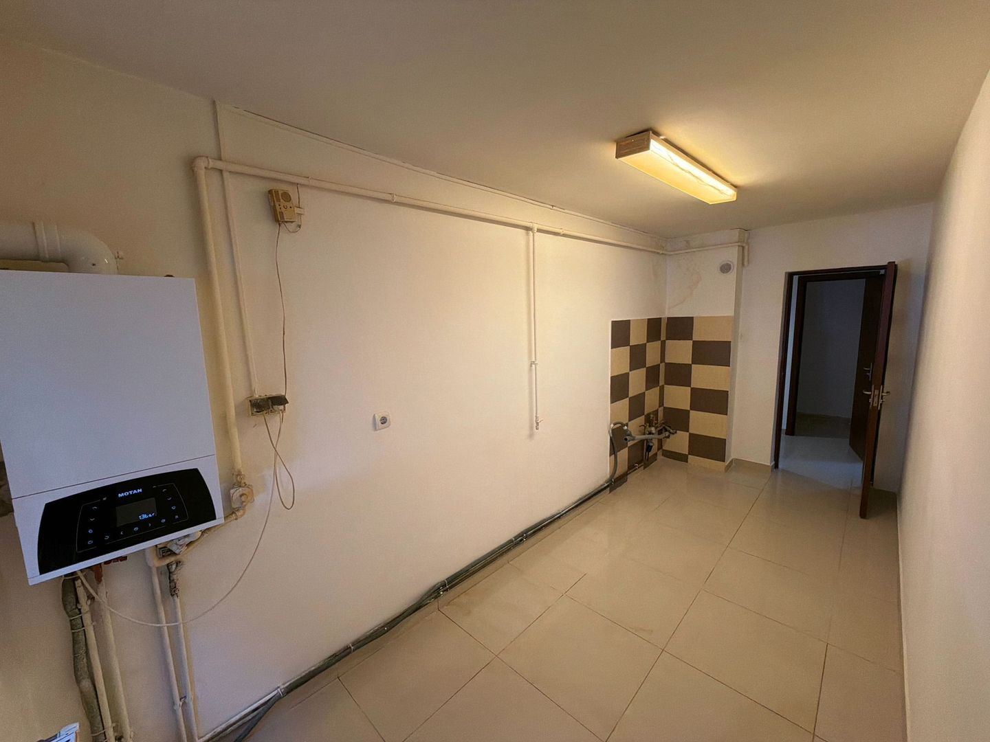 Apartament cu 3 camere decomandat 72 M² cu balcon și pivniță - Poză 5