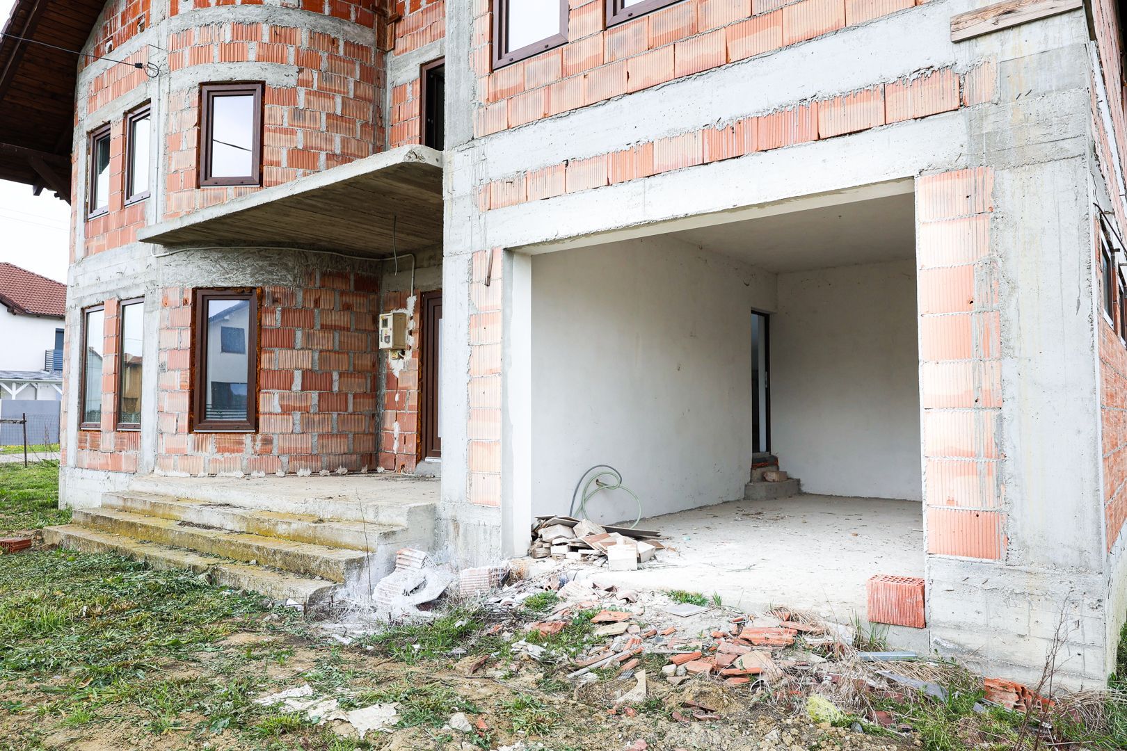 Casă nouă, impunătoare și luminoasă, construită cu griijă la detalii. - Poză 13