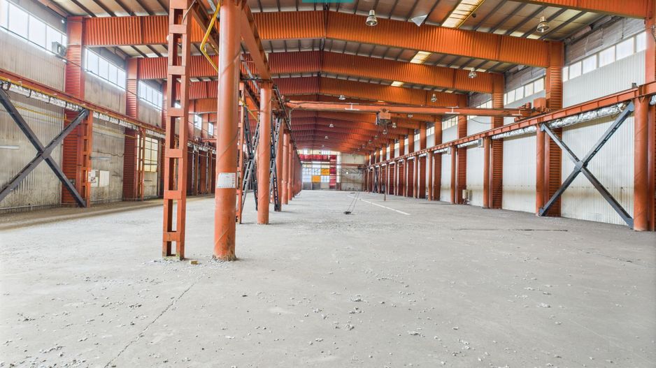 Hală industrială cu pod rulant și parcare betonată - Poză 6
