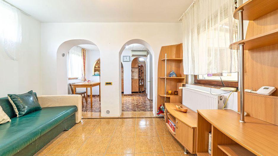 Vandut Apartament cu doua camere, central, la parter. - Poză 2