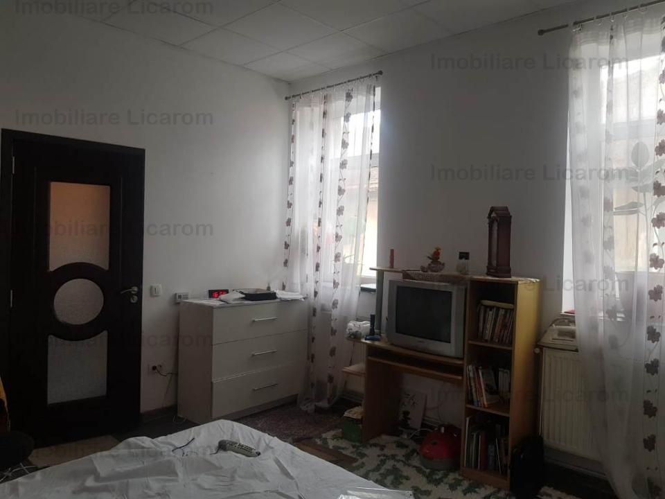 Corp de casa Blumana, zona str Lunga,curte,pod,beci. - Poză 2