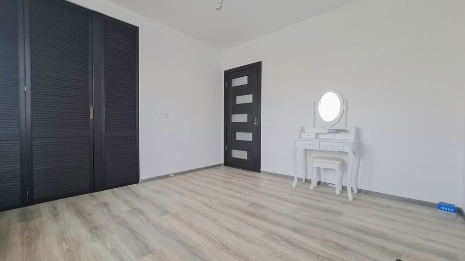 Apartament nou, mobilat și utilat - 3 camere, 2 bai și curte - Poză 16