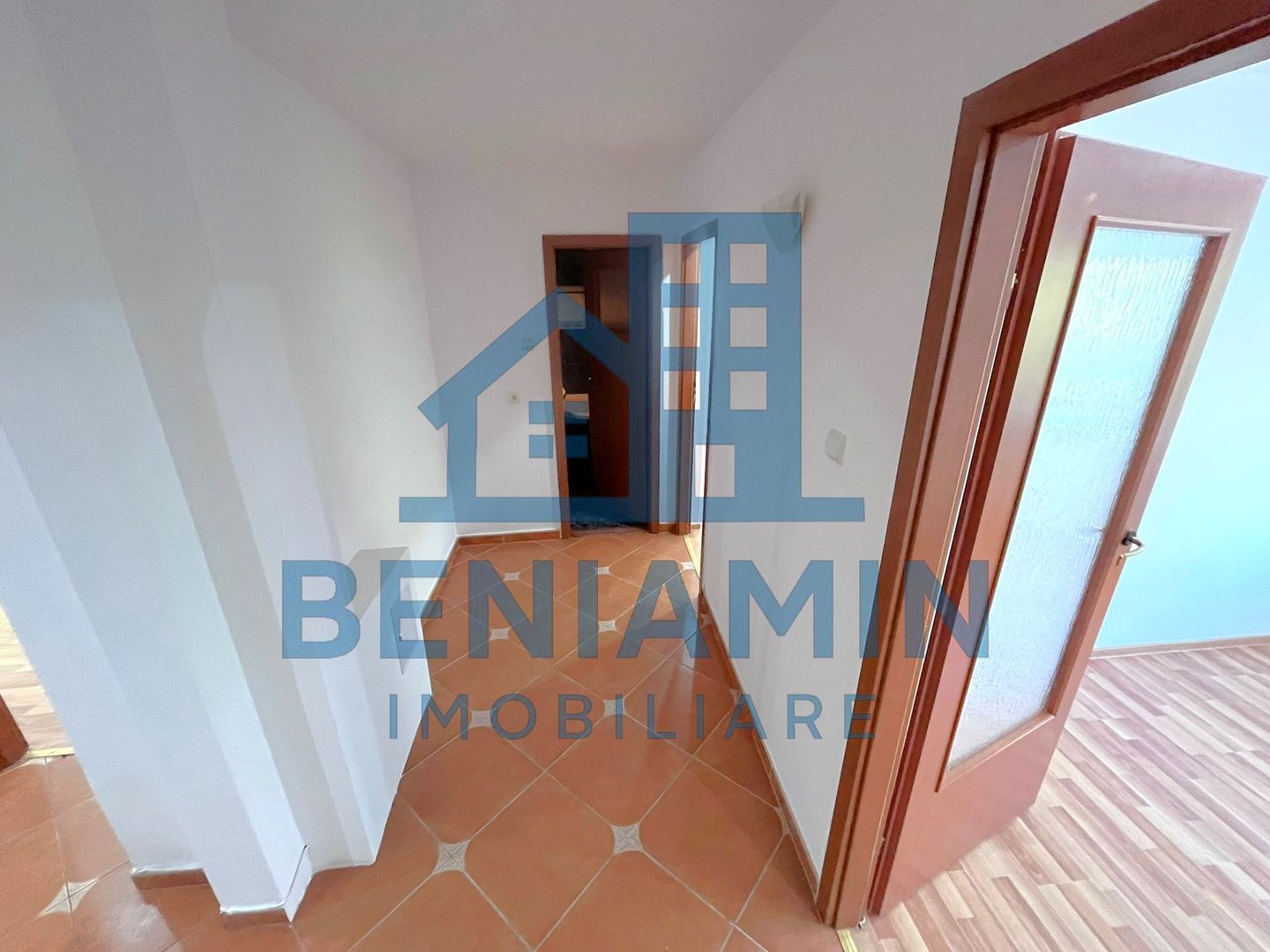 3 camere decomandat la etajul 1 in 1 Mai an 1985 centrala - Poză 7