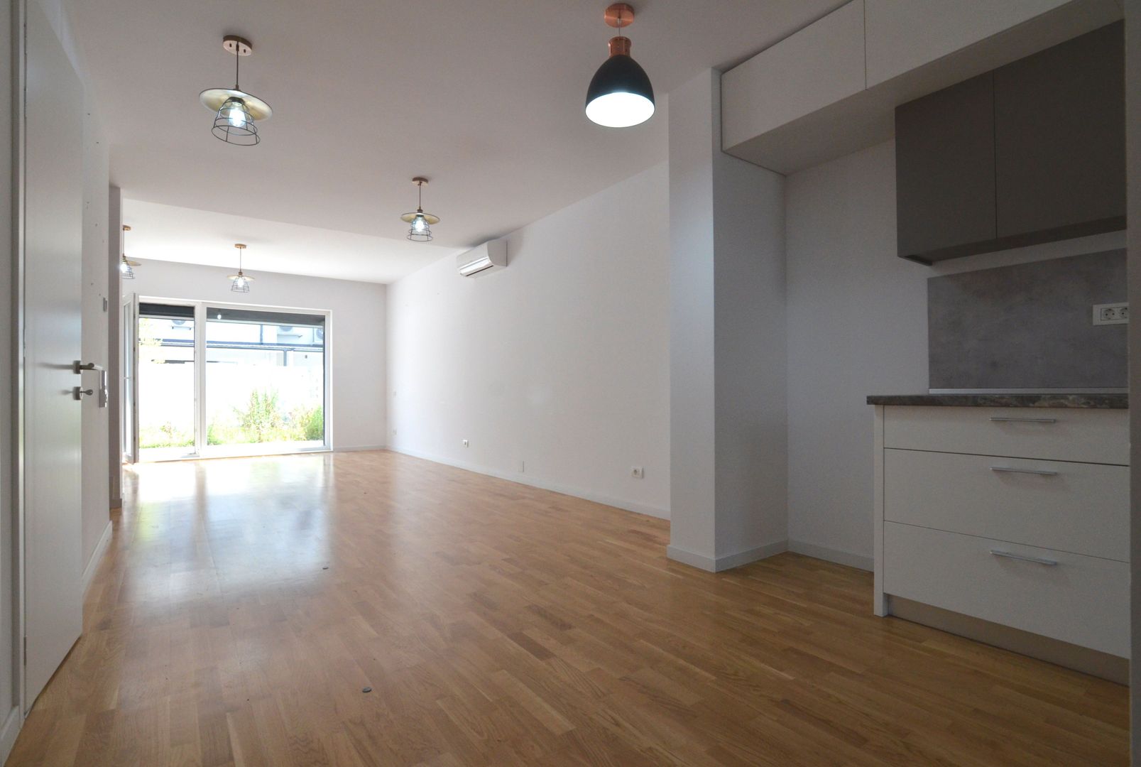 Inchiriem casa insiruita 5 camere partial mobilata - Poză 3