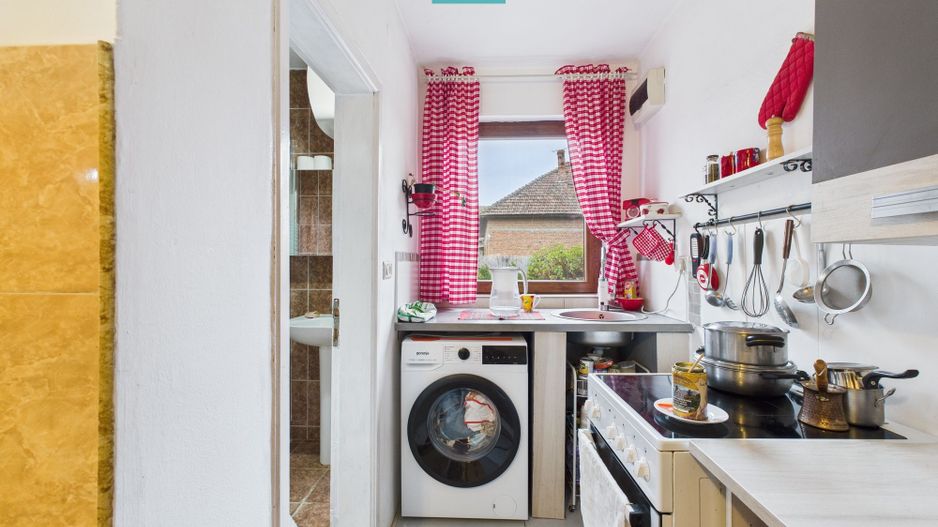 Casă renovată în localitatea Comănești, Arad - Poză 16