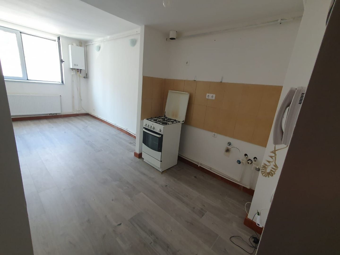 BRASADAS vinde garsoniera la etajul 2 pe B-ul Closca. - Poză 3