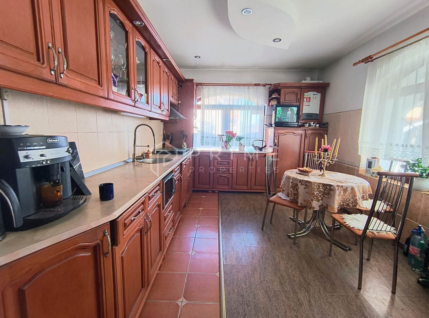 Casa perfectă pentru familie – curte, foișor cu grătar și garaj triplu - Poză 13