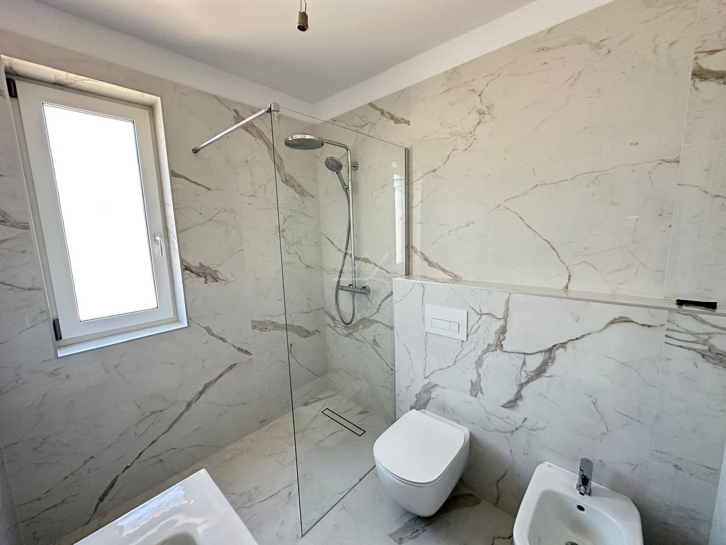 COMISION 0! Duplex finalizat - 5 camere, 3 bai. Panouri fotovoltaice. - Poză 5