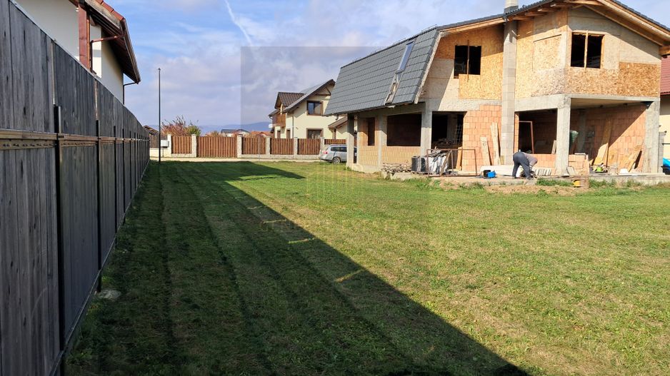 Casa moderna la rosu in Cristian - Poză 3