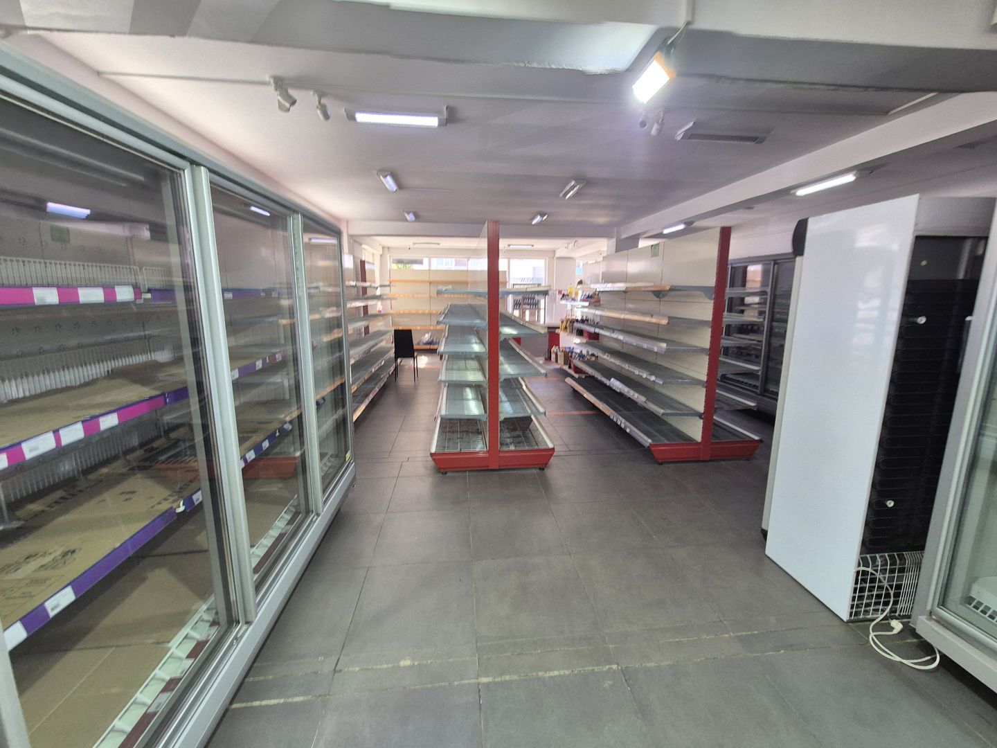 Spatiu comercial 109,54 + 2 locuri de parcare - Varteju - Poză 6
