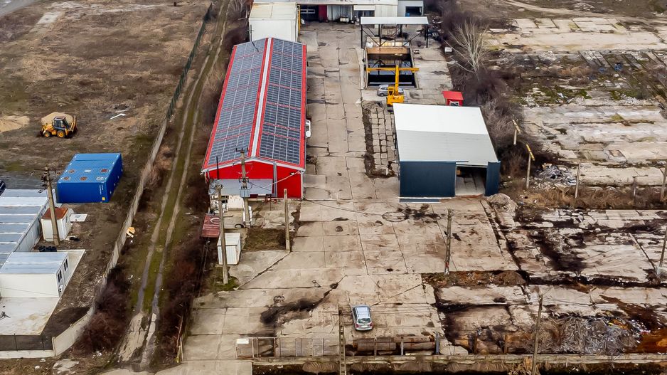 Spații industriale cu panouri fotovoltaice si platformă betonată - Poză 2