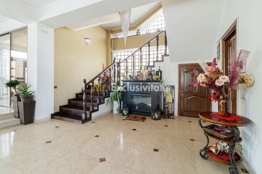 Vila impresionata 550mp util, 300mp teren - Poză 2