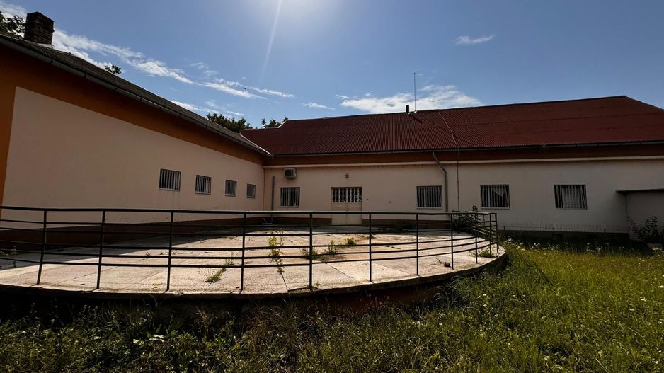 Complex de clădiri administrative – Livada, 310.000 E. Comision 0. - Poză 1