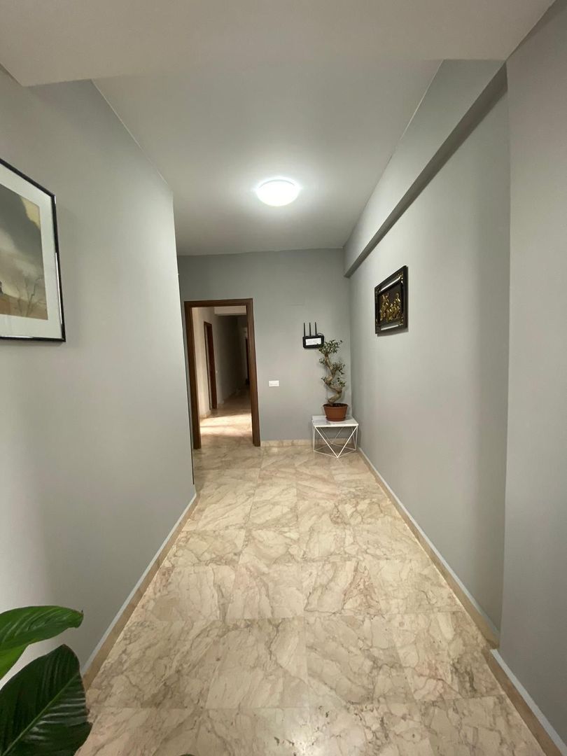 Apartament -220mp + terasa 200mp sector 4 Pasaj Marasesti an bloc 2000 - Poză 3
