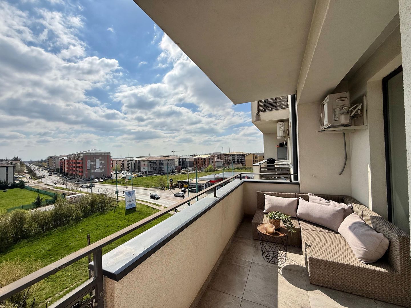 Vis a vis de Esso. Lift. Mijloc transport in fata. Loc de parcare. - Poză 11