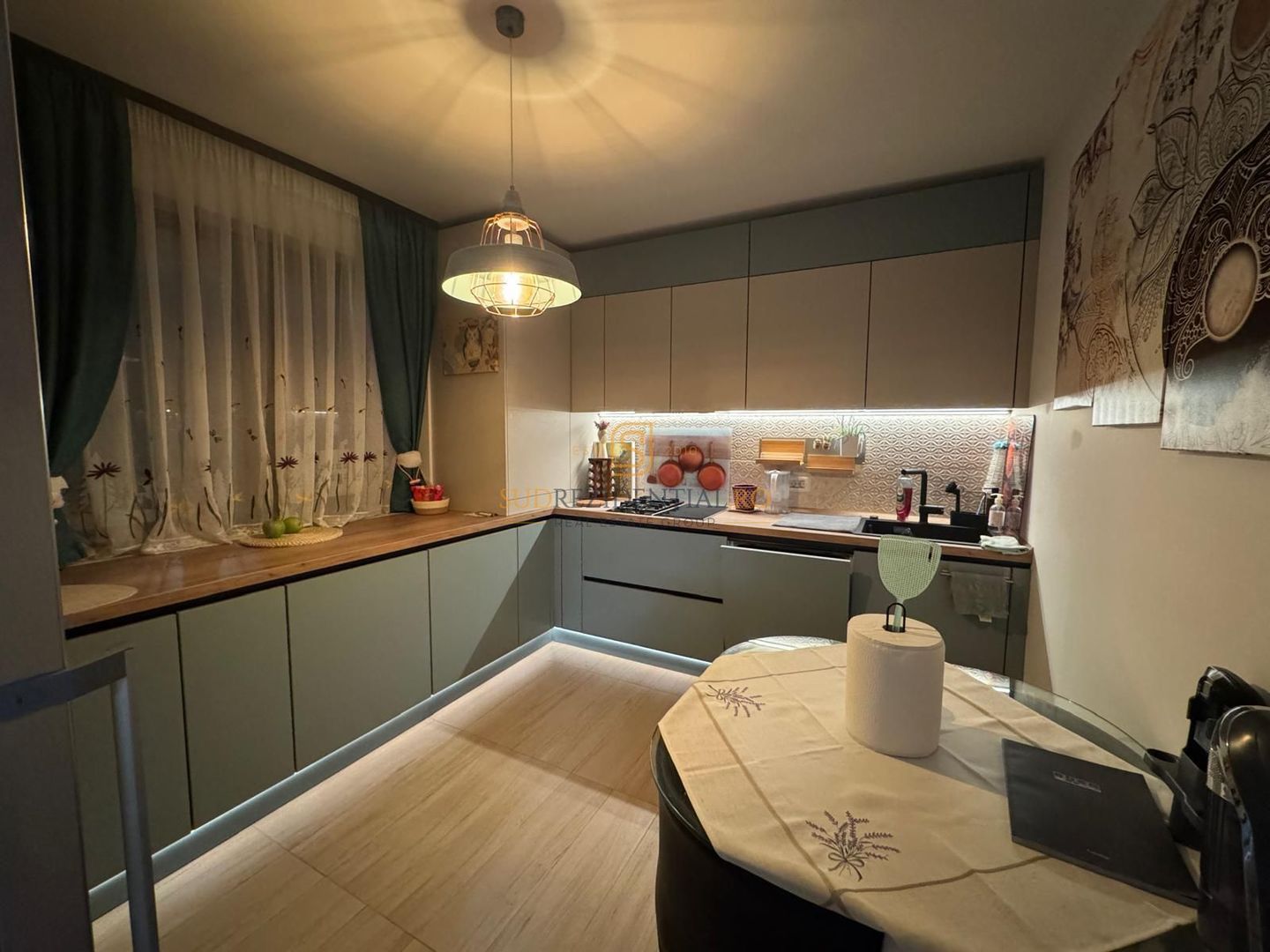 Vila modernă pe parter cu terasă închisă și pod pentru depozitare - Poză 4