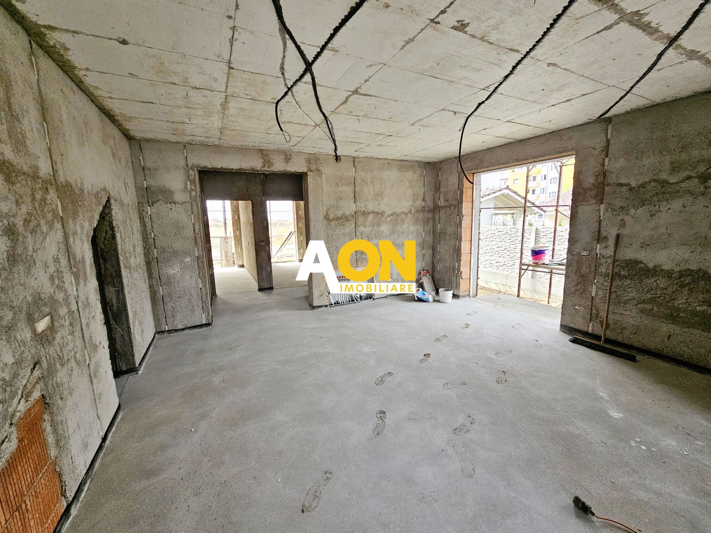 Apartament cu 3 camere, 2 bai, curte proprie, parcare si boxa 40 mp - Poză 3