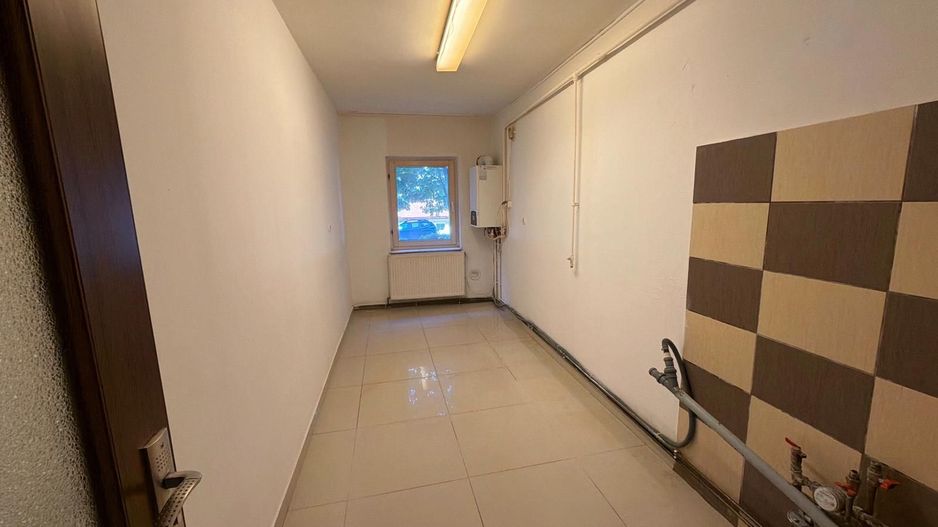 Apartament cu 3 camere decomandat 72 M² cu balcon și pivniță - Poză 3